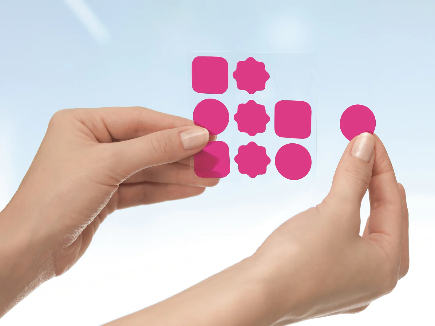Colourful helpers that attractively attach pictures and notes. The double-sided adhesive pads are available in three shapes in pink and blue.