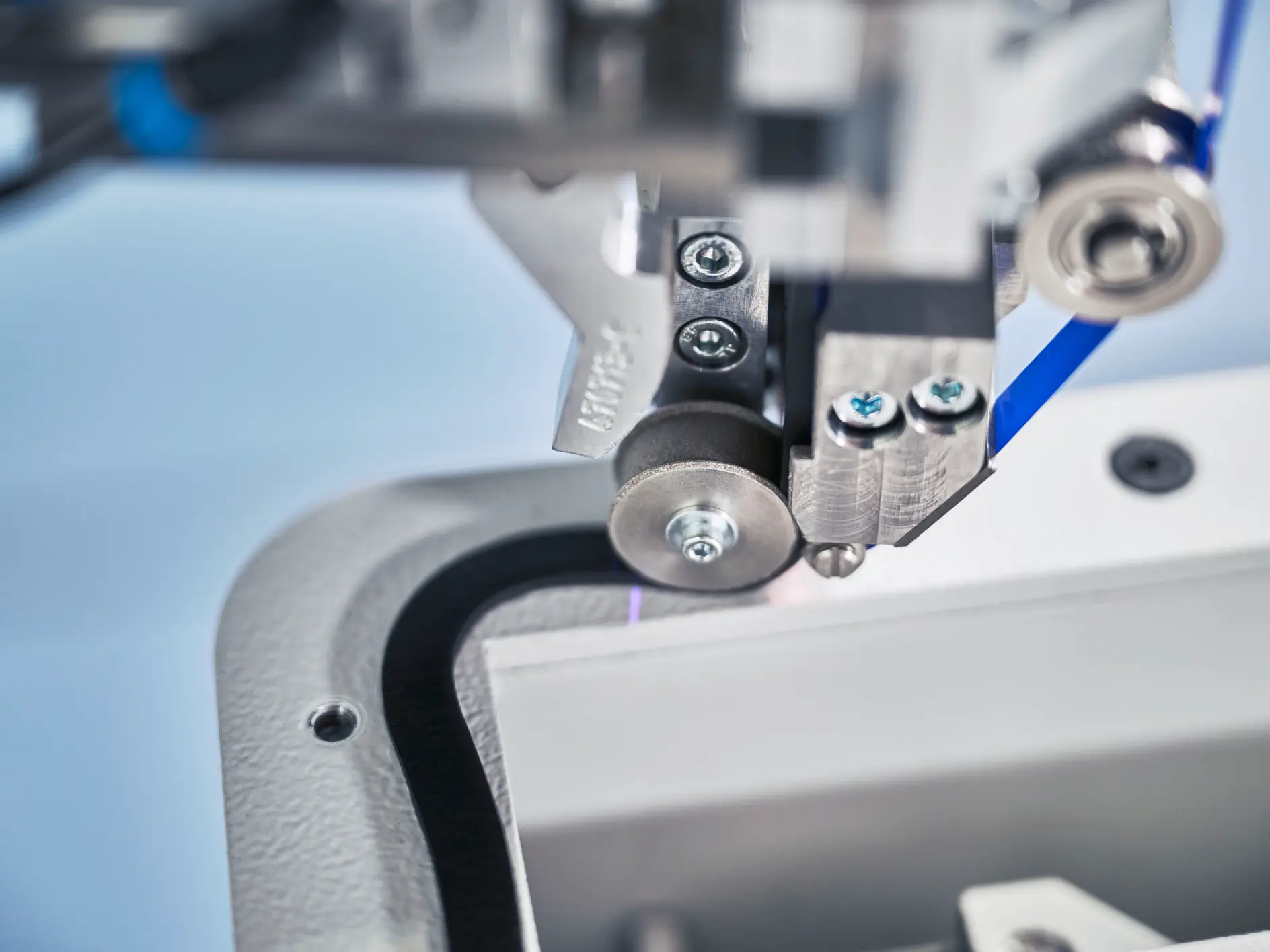 tesa® ACXplus 76730 Box Seal is characterized by strong performance and high flexibility.