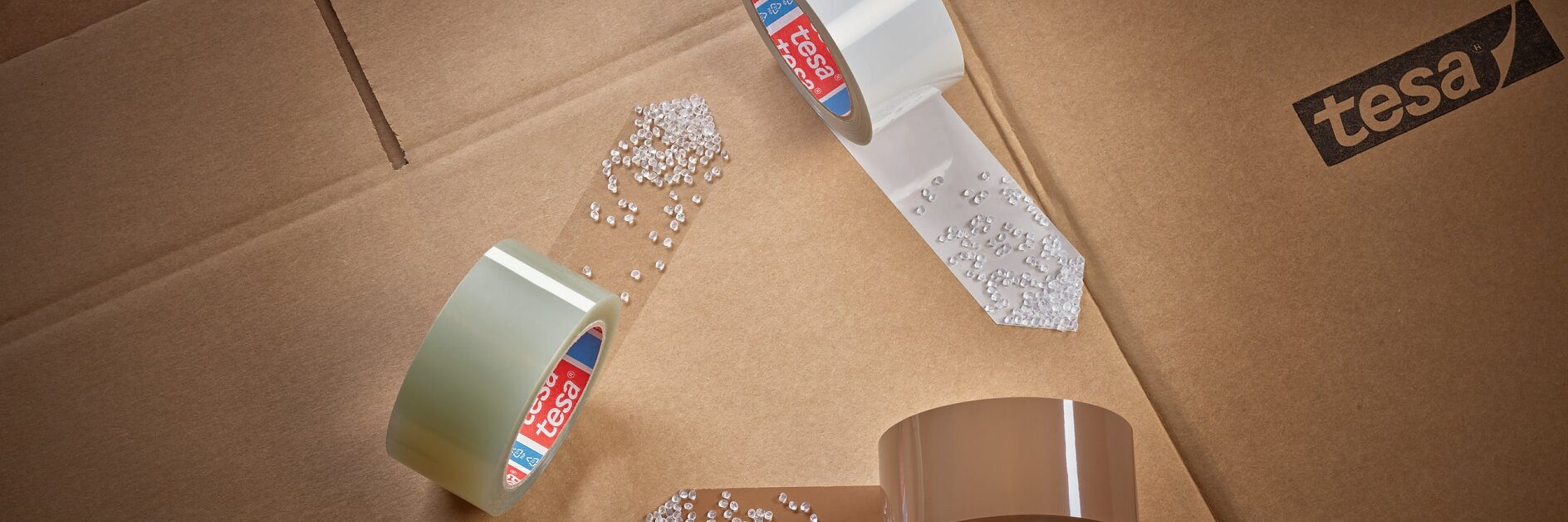 tesa-ID-60416-recycled-PET-packaging-tape-family-mood (2)
