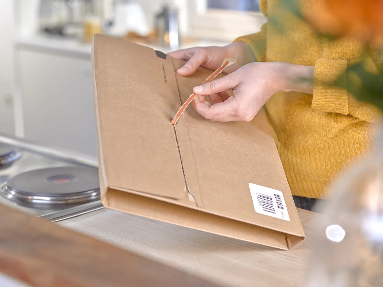 tesa-6190-double-sided-PET-film-box-sealing-tape-with-integrated-tear-tape-008-ap