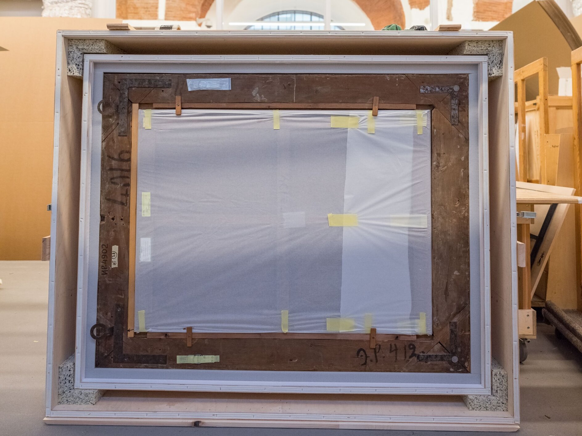 Verpacken von Kunstwerken aus der Ermitage in St. Petersburg in Russland durch die Firma Khepri. Verpacken von Kunstwerken aus der Ermitage in St. Petersburg in Russland durch die Firma Khepri.