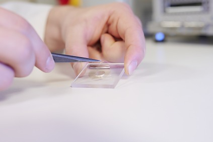 tesa® L-tape offers easy liner removal after lamination due to its high tackiness
