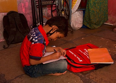 In India, where 320 million school children are currently affected by school closings, 'Save the Children' wants to ensure that youngsters receive support in home schooling, for example, with mobile libraries. There is also a focus on advising authorities on how to create concepts for the boys and girls to return to school.
(Photo: Save the Children)