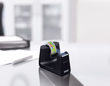 Without leaving sticky residues, the desk dispenser Smart can be easily removed and repositioned. Particularly practical: If necessary, the adhesive force of the stop pad can be reactivated any time by simply cleaning it with water.