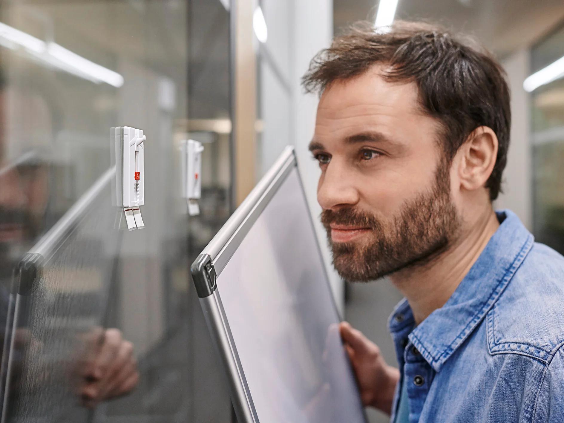 tesa_Facility_Mgt_Adhesive_Nail_mood