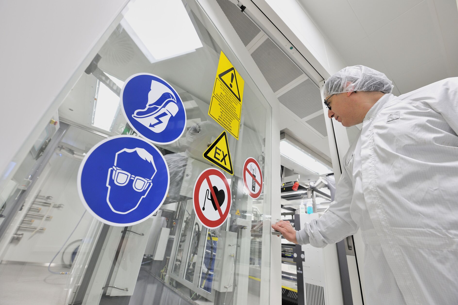Cleanroom Facility at the tesa Plant Hamburg Cleanroom Facility at the tesa plant Hamburg