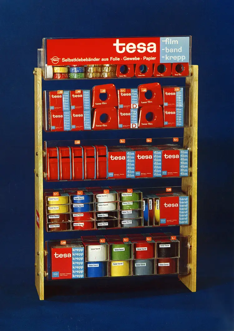 tesa developed special displays to clearly and professionally present its products to DIY enthusiasts in speciality shops.