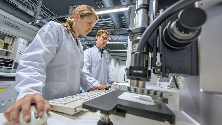 Employee_R&D tesa runs R&D departments in Europe, Asia and the USA