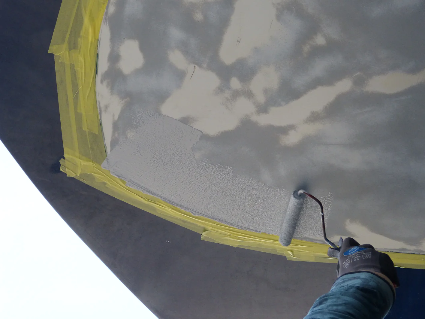 Painting a yacht with tesa Precision Mask® 4334