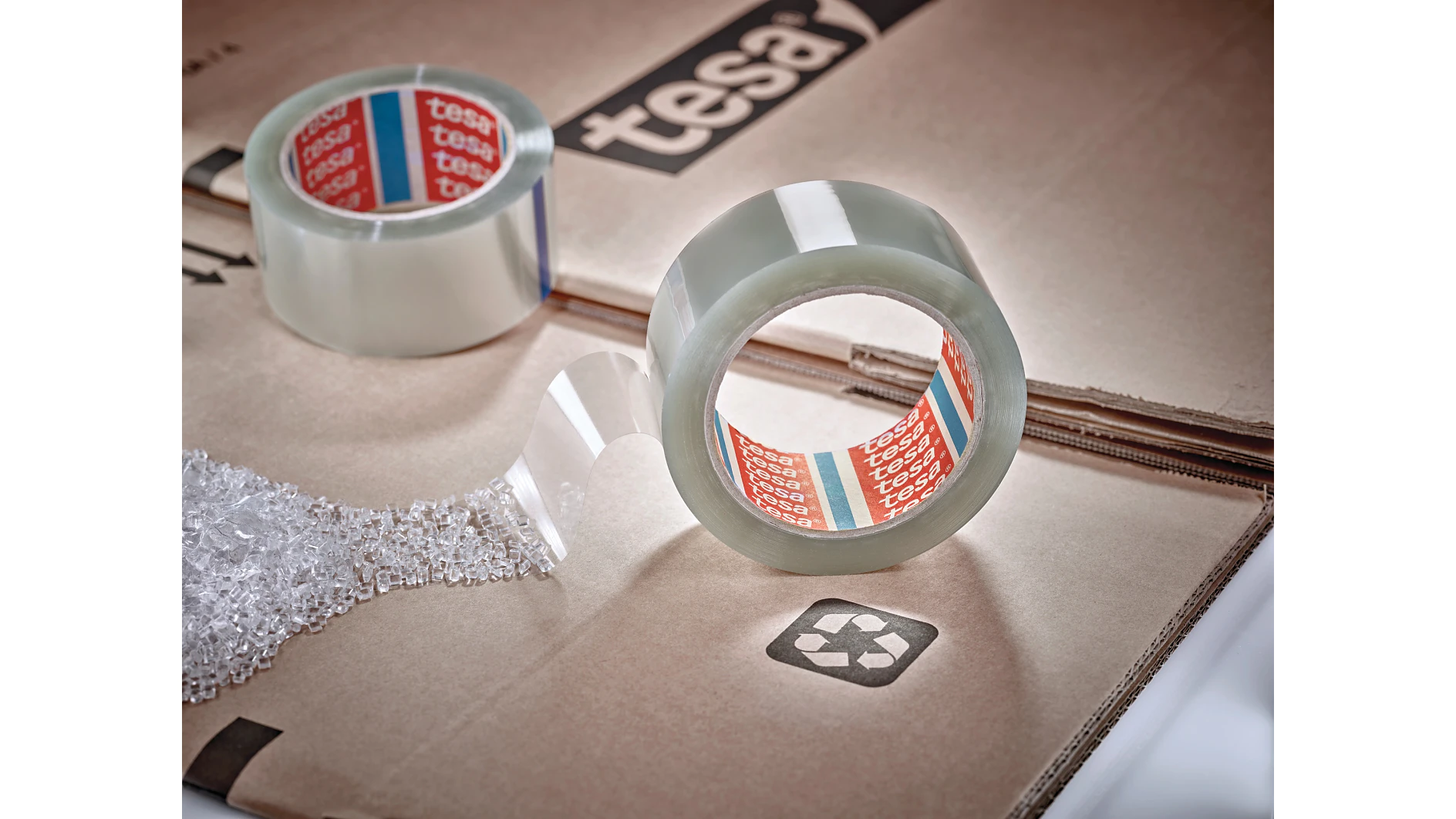 tesa® 60412 guarantees very good adhesion to recycled cardboard thanks to a robust, wear-resistant backing.