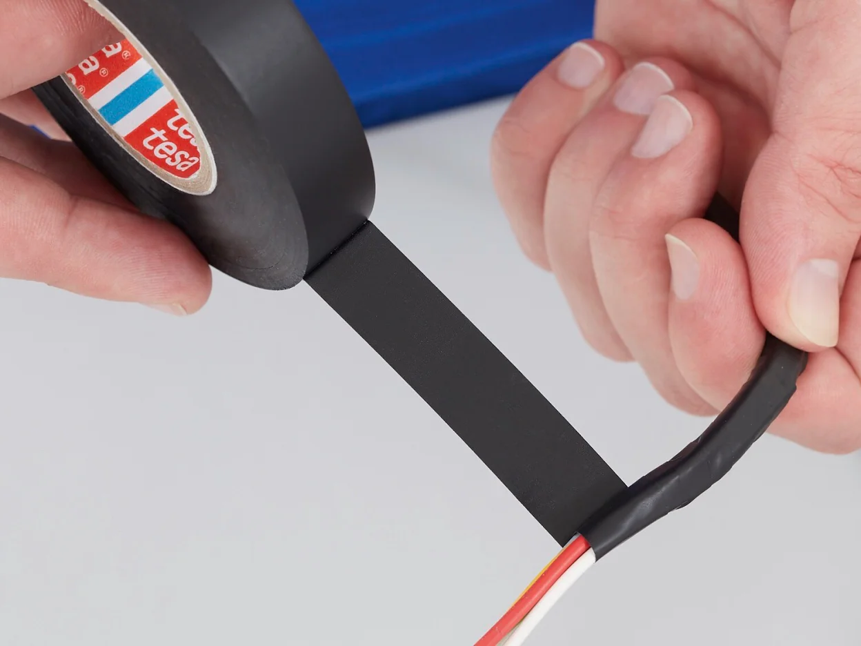 tesa-4173-soft-pvc-tape-for-bundling-black-step2of3-ap