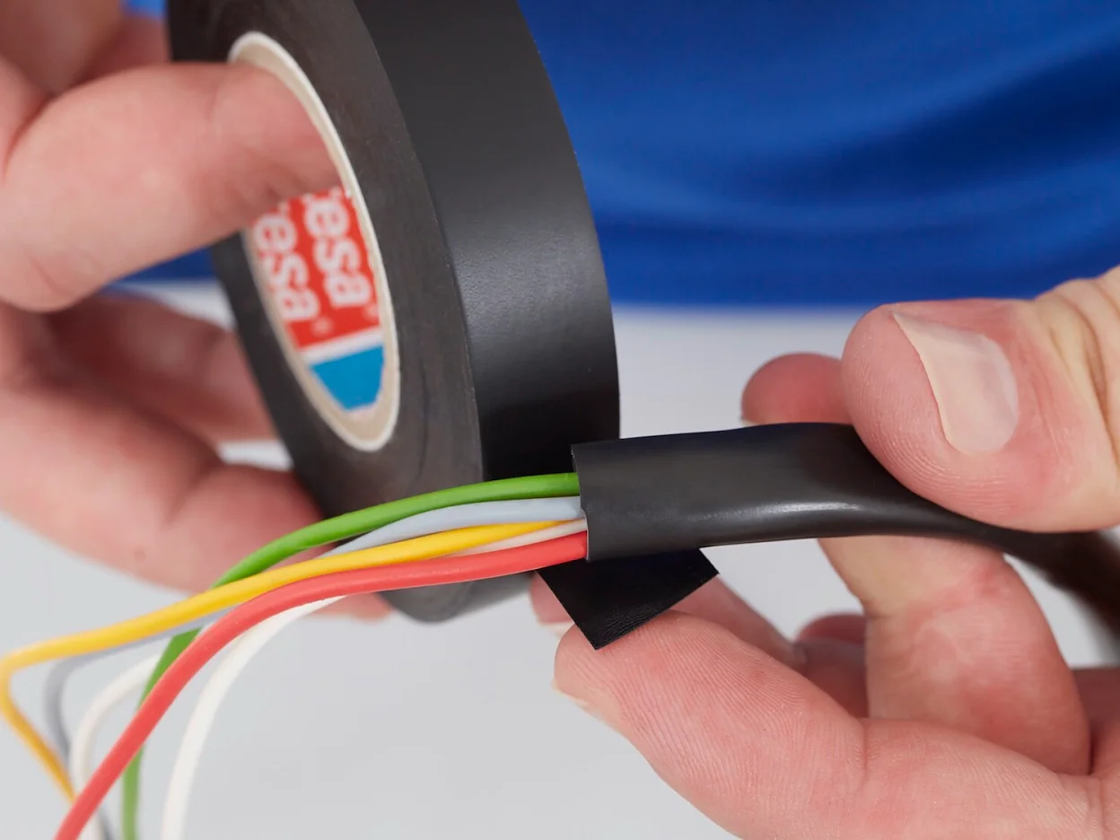 tesa-4173-soft-pvc-tape-for-bundling-black-step1of3-ap