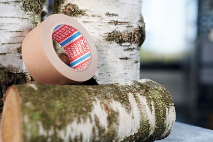 Sustainable packaging tapes can simply be recycled together with other cardboard packaging. A good example is the new tesa paper tape based on a natural rubber adhesive with FSC certification.
