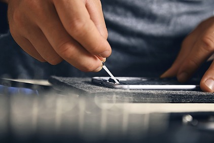 With the innovative adhesive strips tesa® Bond & Detach, smartphone batteries can be firmly bonded and then removed. In 2020, the product received the award 'Innovator of the Year' (DDW).
