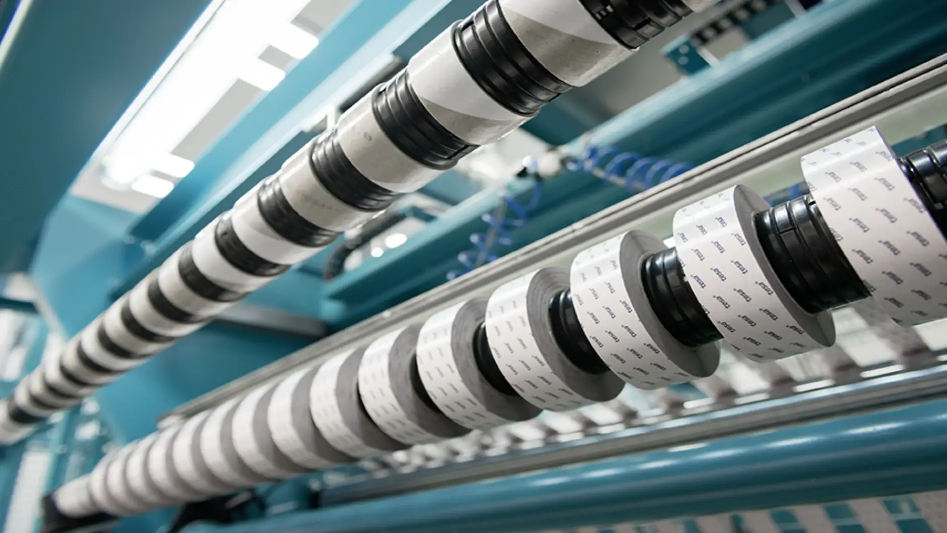 Double-sided adhesive tapes enable roll-to-roll flying splices in the paper industry. This allows manufacturers not only to save time, but also to reduce waste during production.