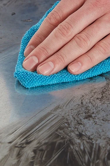 tesa-60040-industry-cleaning-spray-step3of4-ap tesa-60040-industry-cleaning-spray-step3of4-ap
