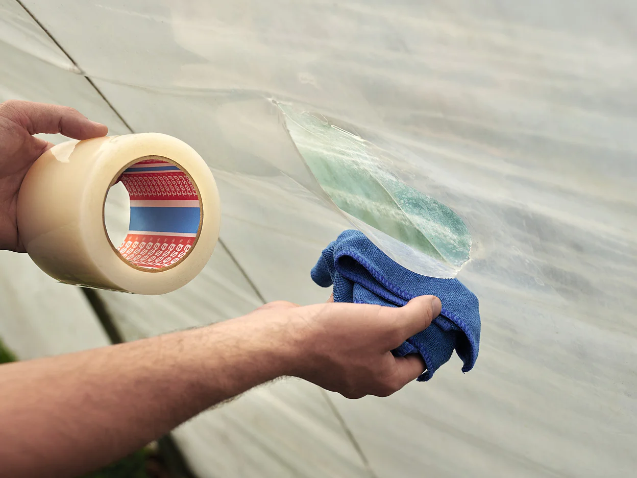 tesa-04646-greenhouse-repairing-tape-step4of5-ap