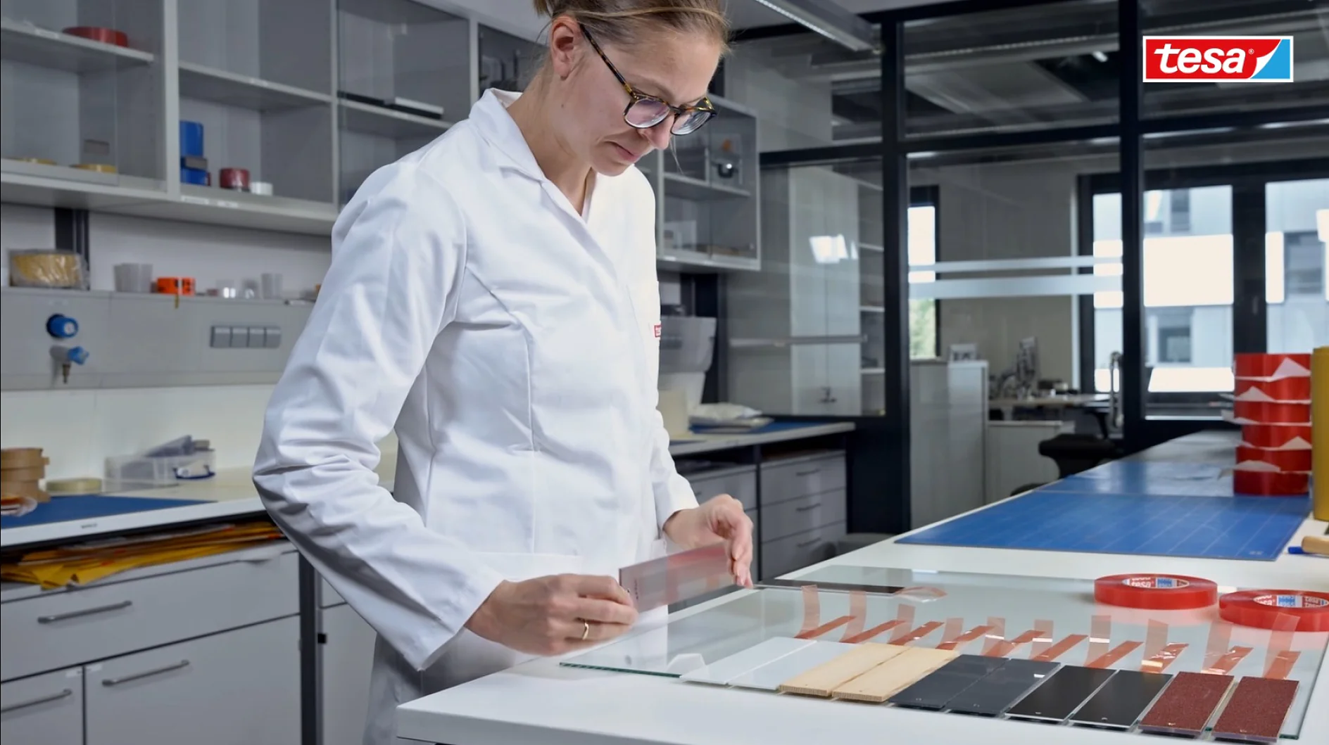 Video: How we made the iconic tesa® 4965 more sustainable. Video: How we made the iconic tesa® 4965 more sustainable.