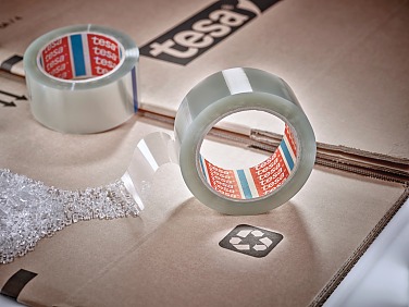 tesa® 60412 guarantees very good adhesion to recycled cardboard thanks to a robust, wear-resistant backing.