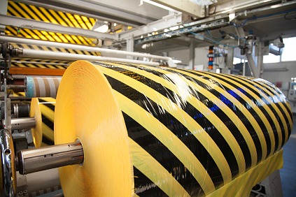 More than 2000 different articles are manufactured at the tesa plant in Offenburg, the largest production site in the tesa Group in terms of volume. Attention-grabbing warning tapes are currently in particularly high demand.
