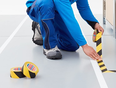 The tesa warning tapes can be torn by hand and are quick and easy to apply. With their abrasion-resistant surface, they can also withstand greater loads such as the castors of hospital beds.