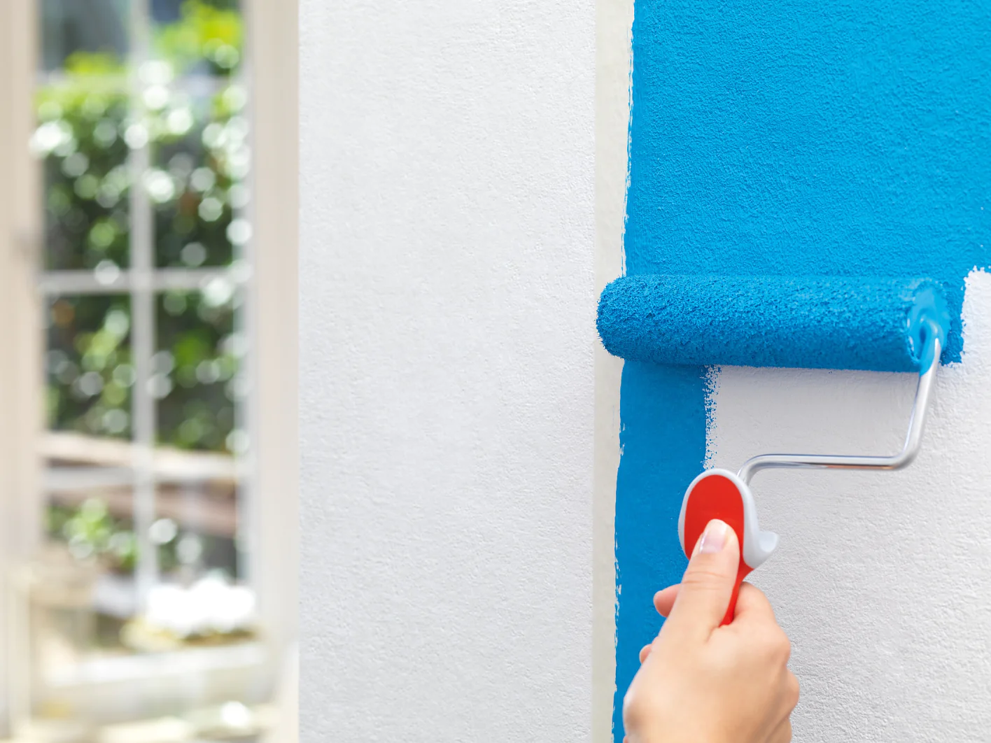 4. Then apply the paint evenly on the wall surface with the roller.