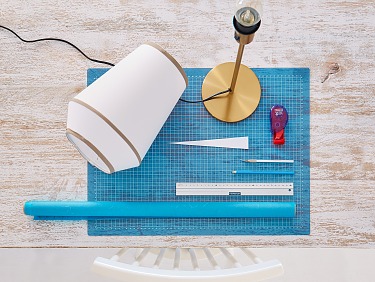 We need: desk lamp, silk paper, ruler, cutting pad, pencil, cutter, triangle template (21 cm x 3 cm), tesa Glue Stamp ecoLogo®