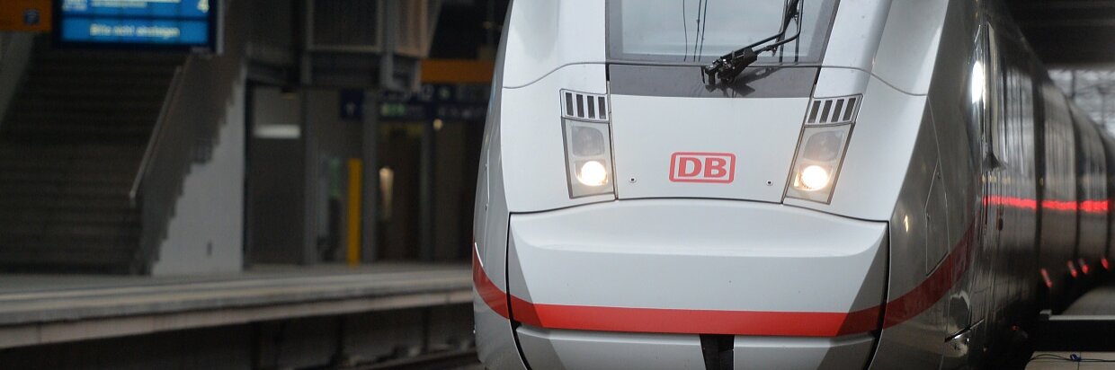 <p><strong>Flottentaufe in Berlin: Der ICE 4 kommt!</strong></p> <p><strong>ICE 4 startet neue Ära im ICE-Verkehr der Bahn</strong></p> <p>(Bahnhof Berlin Südkreuz)</p> <p>&nbsp;</p>