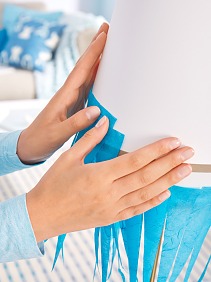Glue the triangles on the lamp shade next to each other. Start on the lower bottom. Press firmly. Place the rows at a distance of 4 cm, in a shifted position. Glue the last row twice on top of each other, so the light shines evenly through the lamp screen.