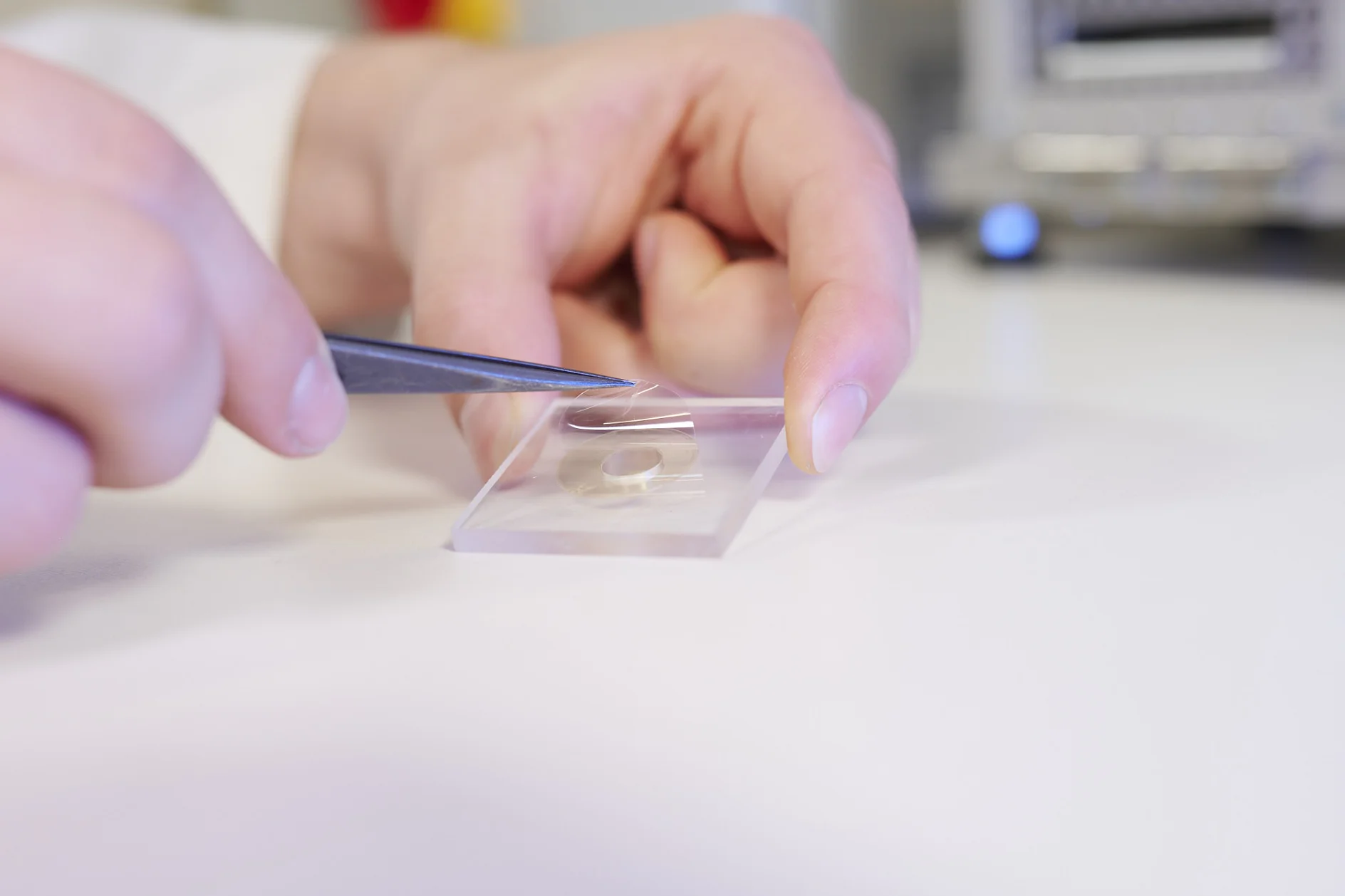 Light_Curing_Push_out_test_0378 With the tesa® L-tape processes can be simplifyed thanks to high initial tack and immediate bonding strength and light activation.