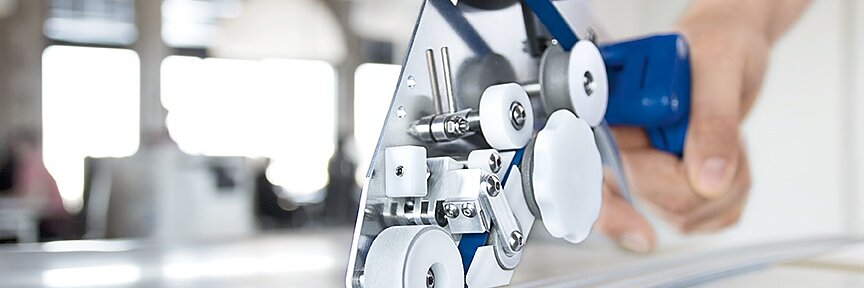 Manual tape dispenser