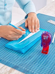 Create a triangle stencil according to the required measures. Cut off a piece of silk paper and fold it into several layers. Place the stencil on the paper and trace triangles with the pencil.