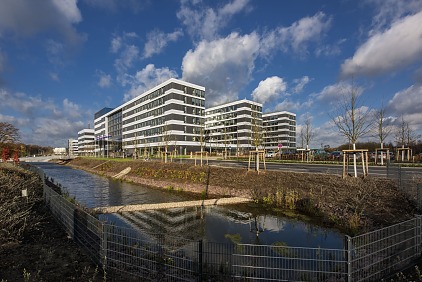 The new tesa SE building complex in Norderstedt combines the company headquarters and research and technology center at a single site. At 160 million euros, it is the largest investment in the company€™s history. Right now about 1,000 employees work at the new complex, which is located on Hugo-Kirchberg-StraÃŸe.