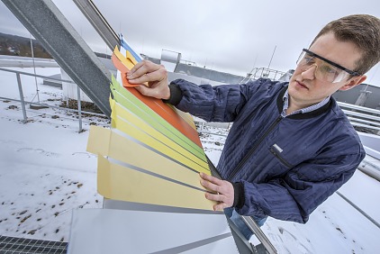 There is a weathering unit on the roof of the new tesa building. Individual strips of tape or larger items, such as entire solar panels with adhesive bonding in place, can be subjected to practical testing under real-world weather conditions here.