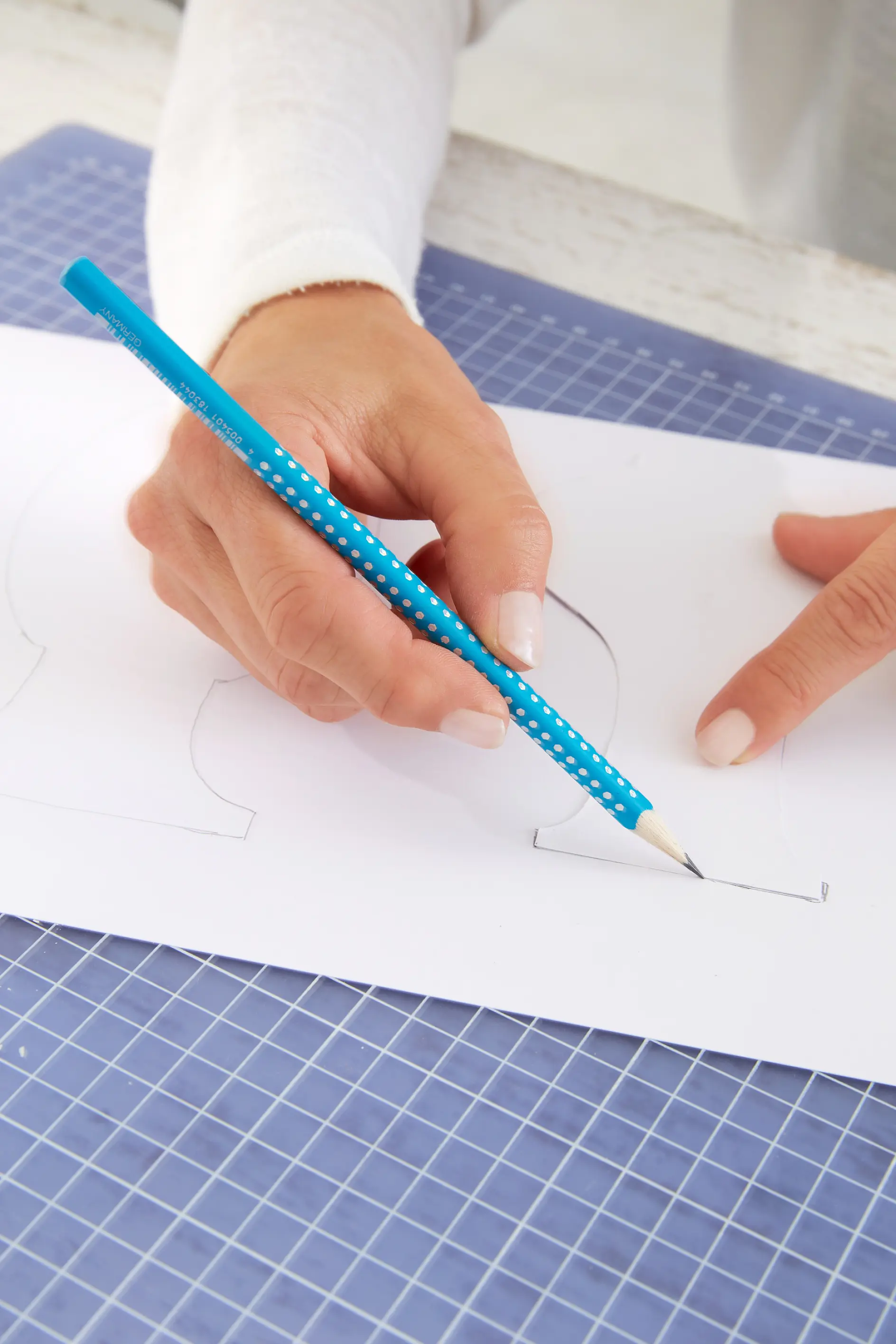 Die Vasenvorlagen ausschneiden und mit Bleistift auf den Karton übertragen.