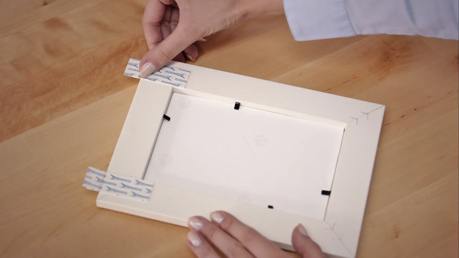 Powerful adhesive strips to directly mount household objects on walls.