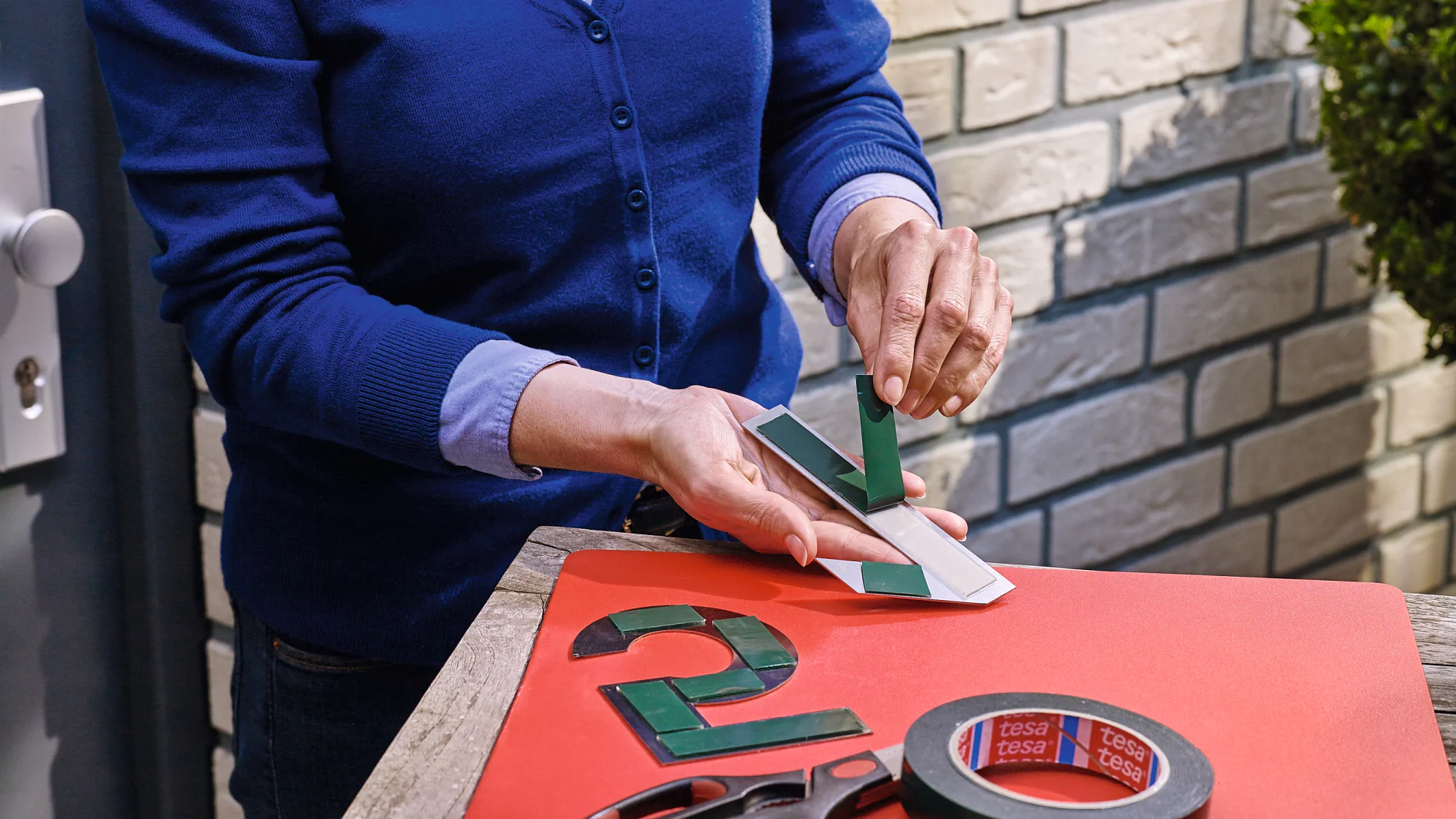 Mounting adhesive tapes for applications requiring particularly strong adhesive force.