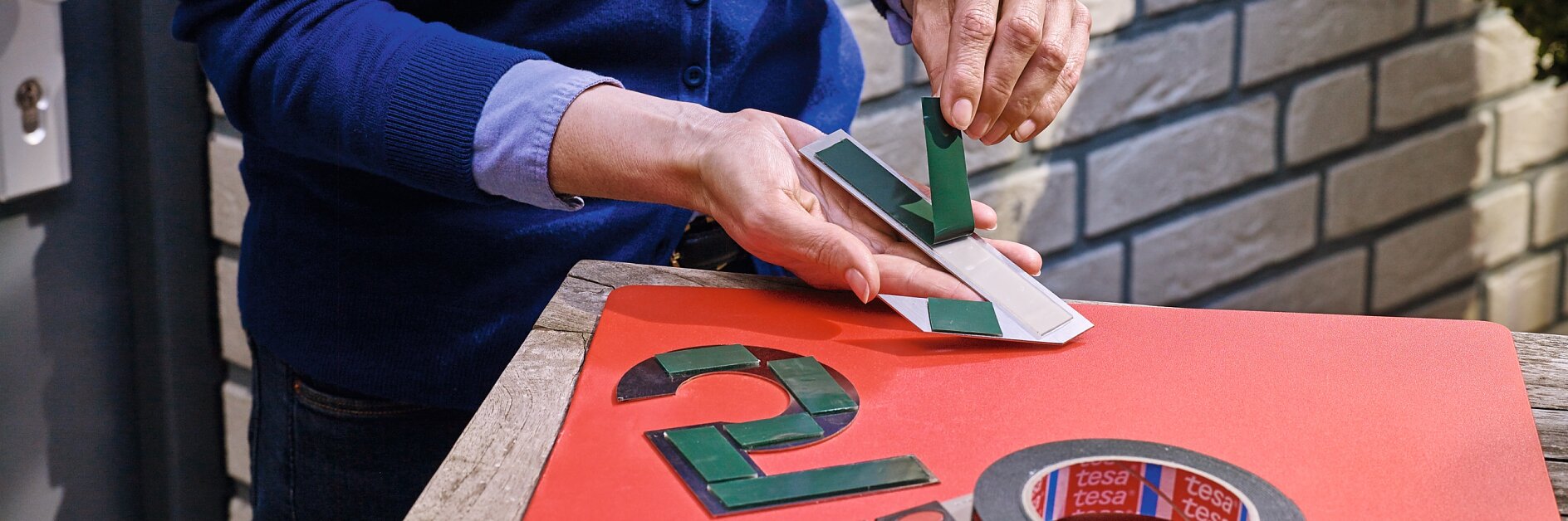 Mounting adhesive tapes for applications requiring particularly strong adhesive force.