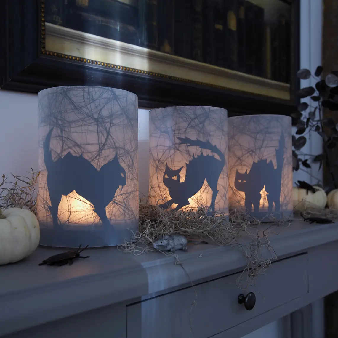 The lanterns you decorate yourself spread a genuine Halloween atmosphere and give spooky guests a huge fright.