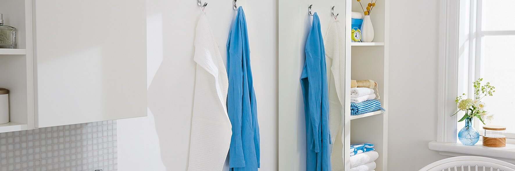 It can be difficult to find space for a full-length mirror, especially in small apartments. But here's a solution. Using moisture-resistant tesa Powerbond® MIRROR, you can attach a long mirror to the side of a bathroom shelf unit.