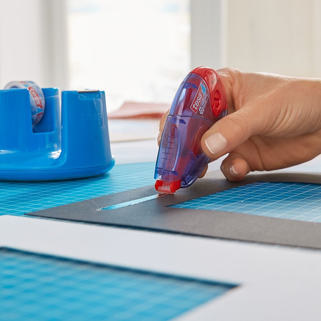 Using tesa® Roller Permanent Gluing ecoLogo® to make a picture frame wall light. Verhindern Sie, dass das Licht durchscheint.