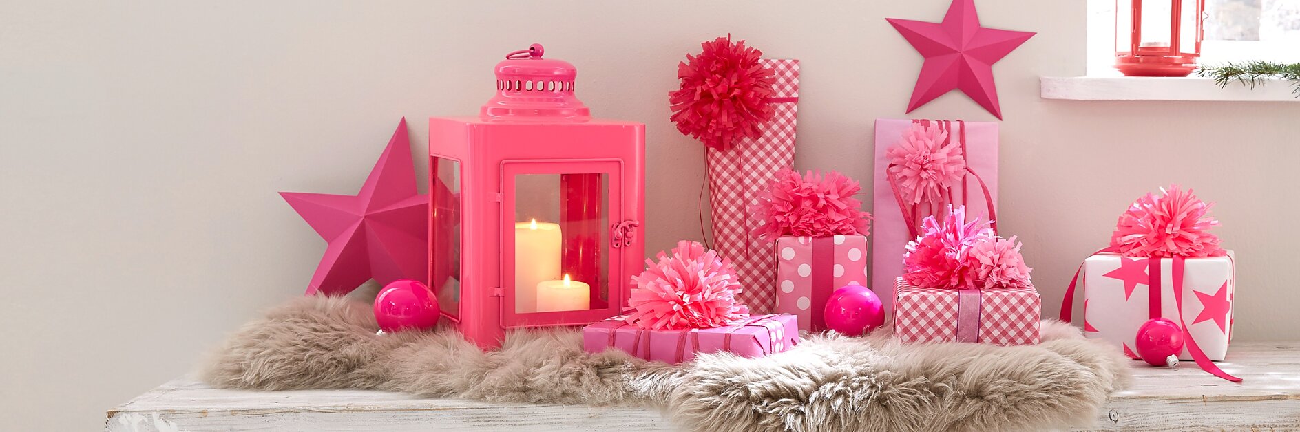 If for Christmas you wish to give rosy times to your loved ones, wrap the gifts in pink-white paper and decorated them with magnificent pompoms!