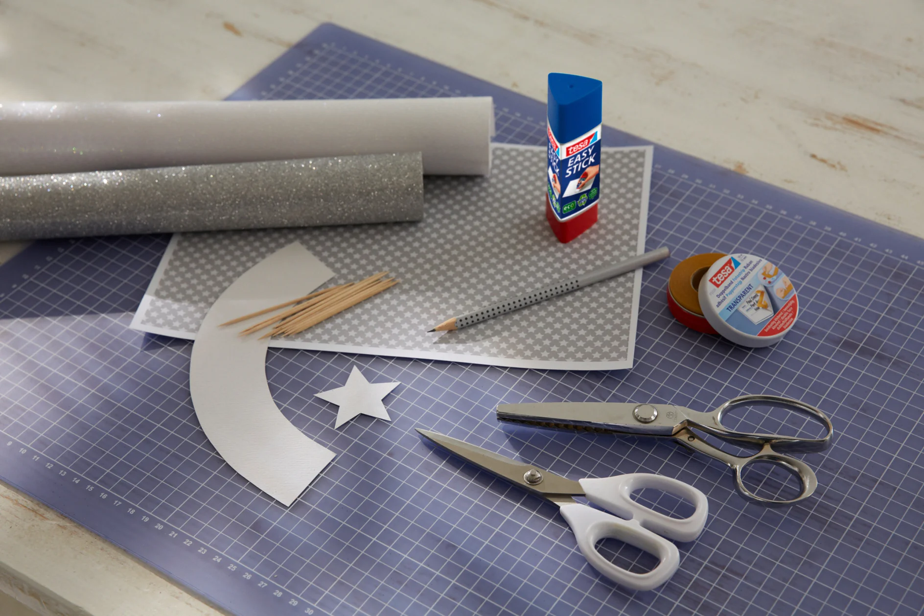 tesa trendpapier 4 / Idee 5: Cupcake-Deko / Schritt 1 DIY Cupcakes with a Festive Look / Step 1: Overview