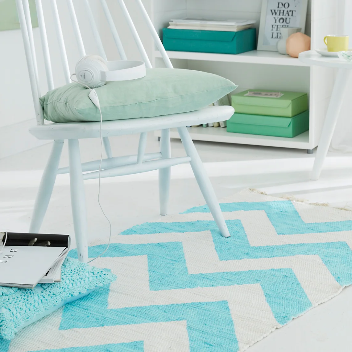 Rug with decorative zig-zag design