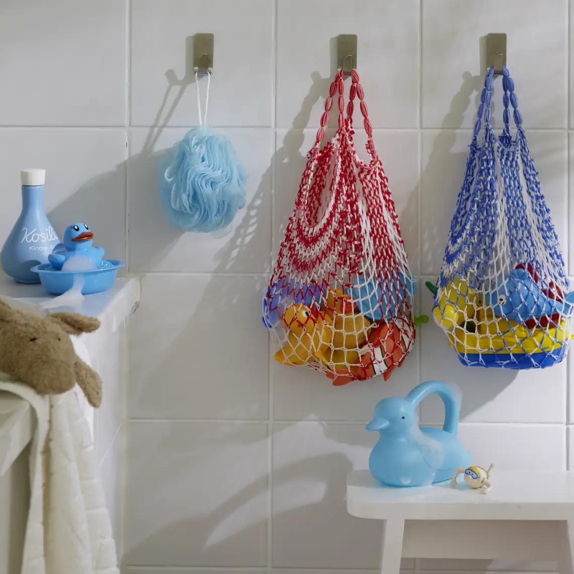 Everything that children need for a happy splash in the tub is safely stored in the shopping nets – and they dry in no time.