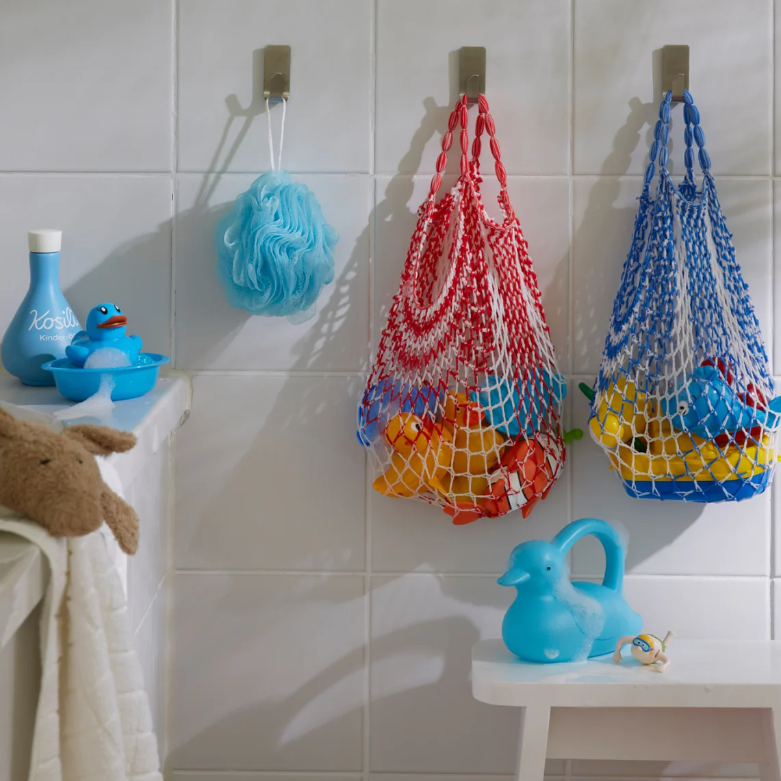 Everything that children need for a happy splash in the tub is safely stored in the shopping nets – and they dry in no time.