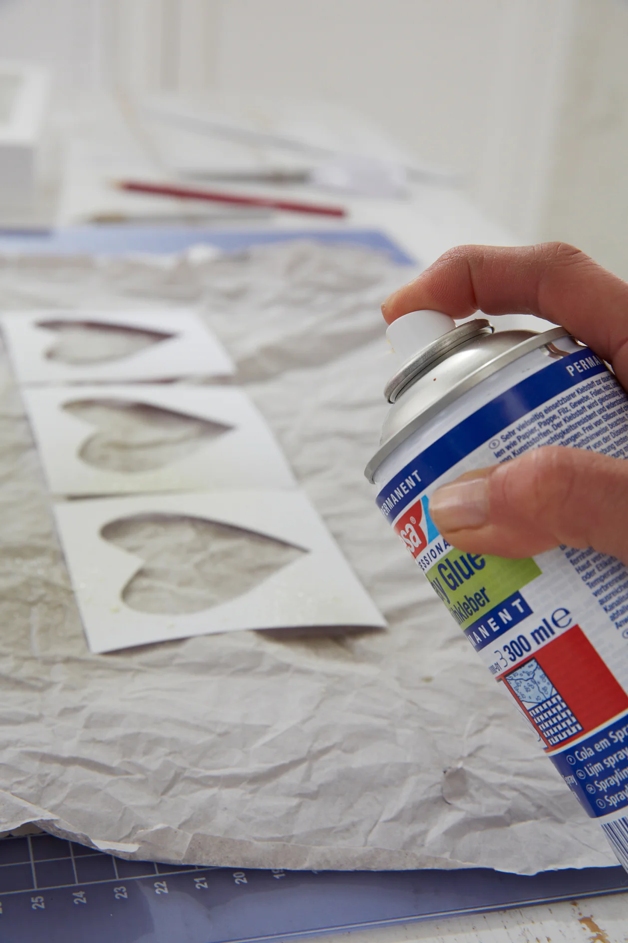 Spray squares with tesa® sprayglue PERMANENT.