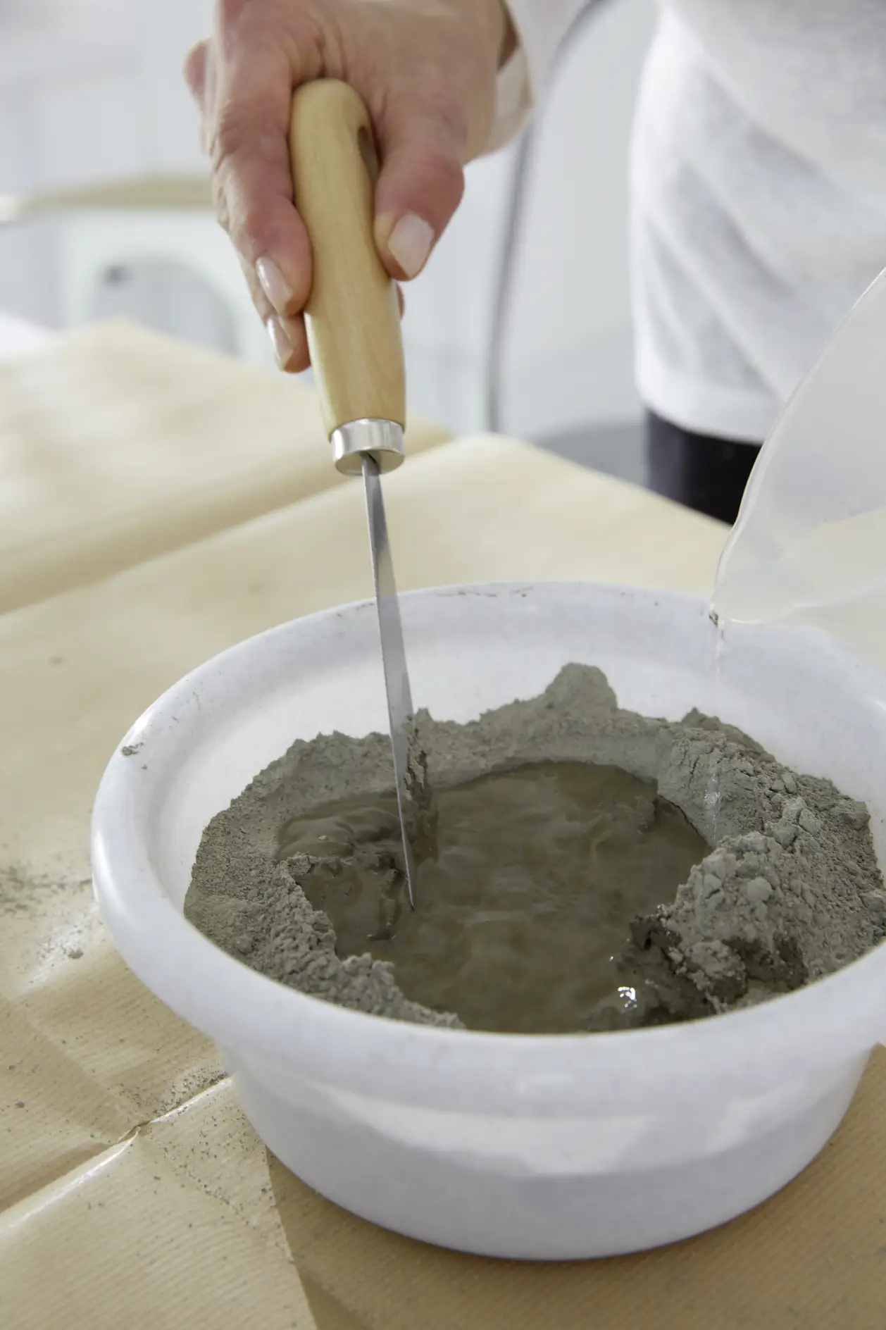 Mix the quick-drying mortar with water.