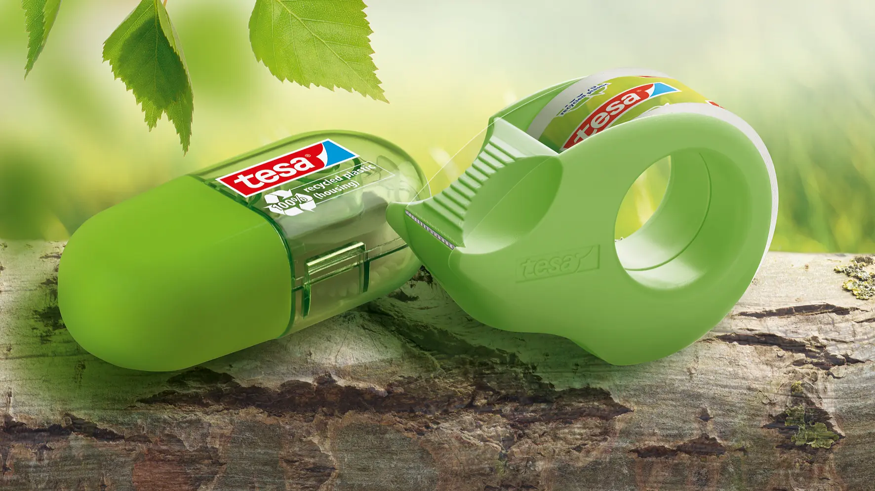 Great helpers and good for the environment: the award-winning products tesafilm® Mini Dispenser ecoLogo® and tesa Mini Roller Correction ecoLogo®.