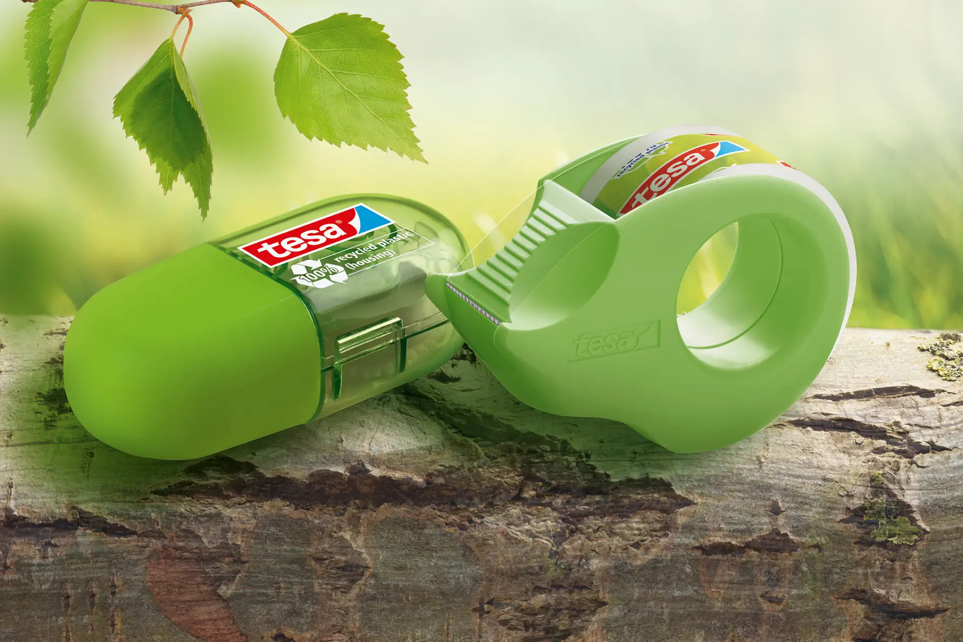 Great helpers and good for the environment: the award-winning products tesafilm® Mini Dispenser ecoLogo® and tesa Mini Roller Correction ecoLogo®.